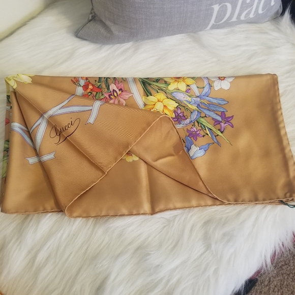 NWT Authentic Gucci floral scarf - Picture 4 of 9